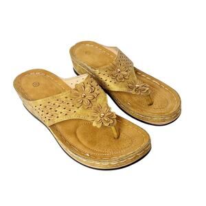 Women’s Tan Floral Toe-Post Sandals fit more like an 8.5
